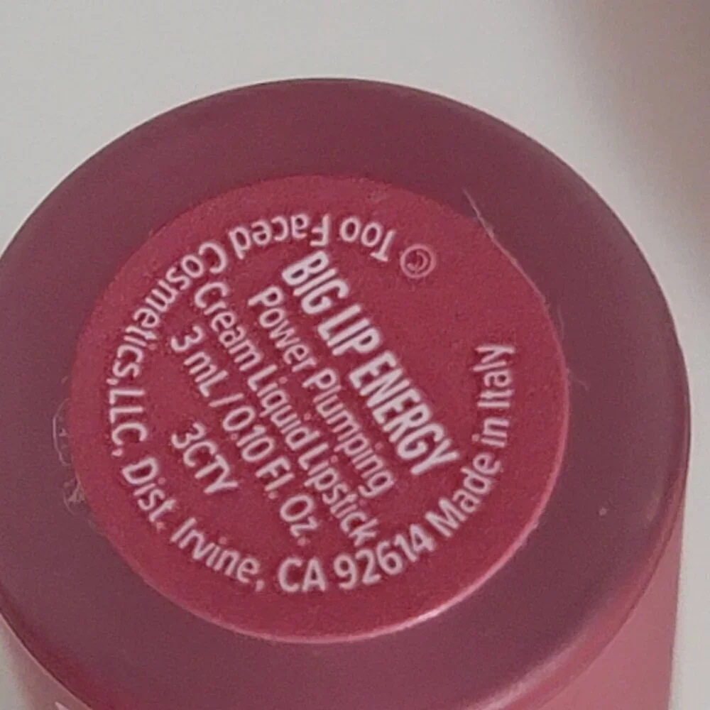 Too faced Lip Injection Liquid lipstick in Big Lip Energy